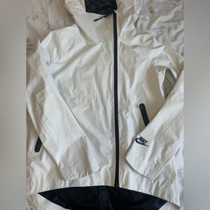 Nike Tech Women’s H20 Woven Cape Rain Jacket - XS - White